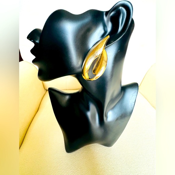 ✨BEAUTIFUL OVERSIZED STATEMENT EARRINGS✨ - Picture 1 of 3